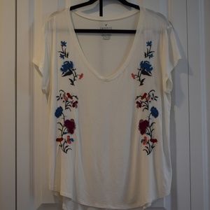 NWOT American Eagle Floral White Favorite T